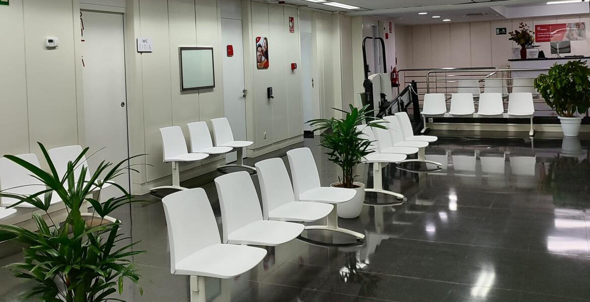 Área de espera de la nueva clínica Ribera Lorca