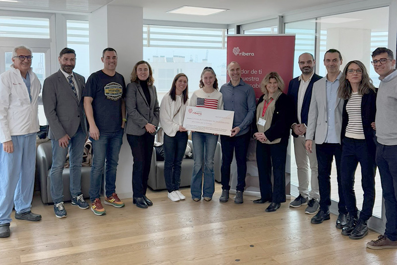 Donación del cheque de la Dana por la Fundación al Colegio de Fisioterapeutas