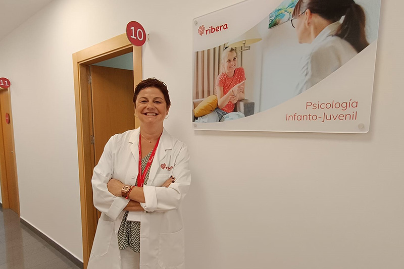 La psicóloga de Ribera Mercedes Maruenda en la entrada de su consulta