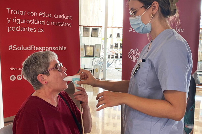 Neumología-Una enfermera hace una prueba a una paciente