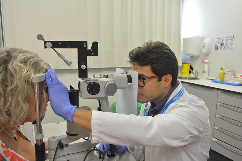 Doctor Fabio V. Zavarse Fadul, jefe del servicio de Oftalmología en Torrejón, en una revisión